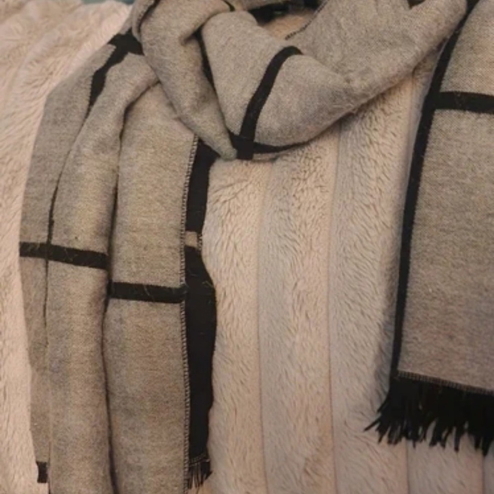 Elegant Gray and Black Scarf